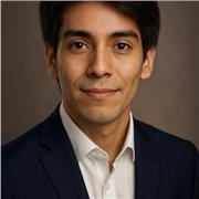 Profesor de historia imparte clases a todas las edades